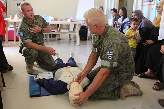 Sotilaat opettavat terveydenhoitoa nuken avulla