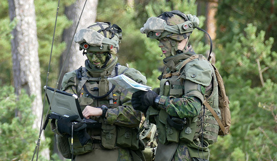 Kaksi sotilasta katselee karttaa ja tietokonetta