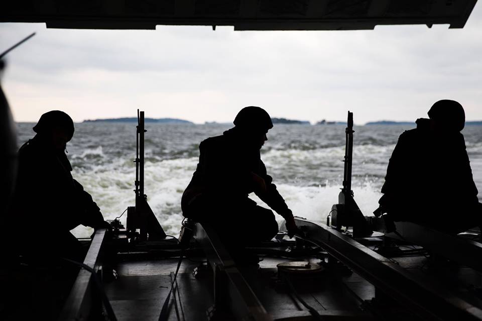 Soldater i aktern på ett skepp med utsikt över havet