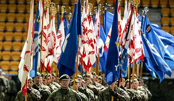 Paraatikatselmus järjestetään Rovaniemen Keskuskentällä. Kuva: puolustusvoimat