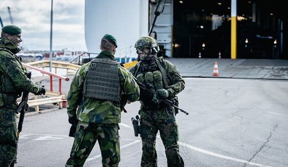 Finnish and Swedish soldier shaking hands at Oskarshamn port.