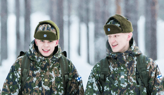kuva jossa kaksi varusmiestä hymyilee
