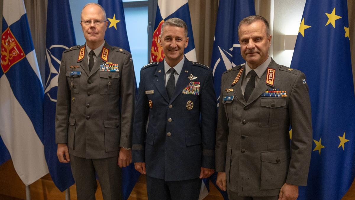 kuvassa kolme sotilasta, vasemmalla kenraaliluutnantti Vesa Virtanen, keskellä kenraali Steven S. Nordhaus ja oikealla kenraali Janne Jaakkola