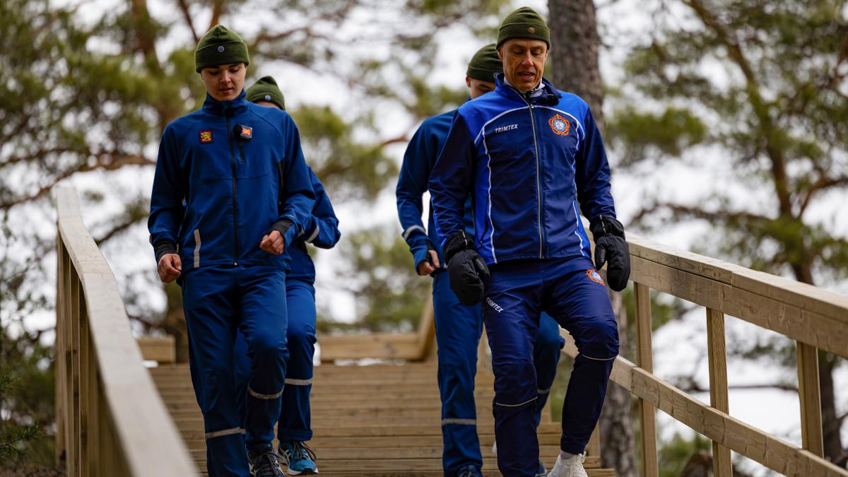 På bilden tränar värnpliktiga och president Stubb på fitnessstegen.