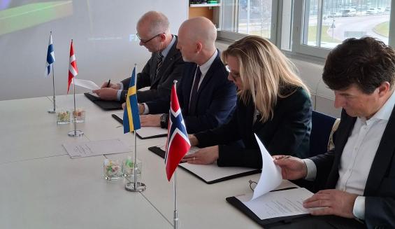 Kuvassa vasemmalta alkaen: Tero Ylitalo (Suomi), Søren Grøndal Høst (Tanska), Rebecca Ihrfors (Ruotsi) ja Per Arne Johnsen (Norja) allekirjoittamassa toimeenpanoasiakirjaa.