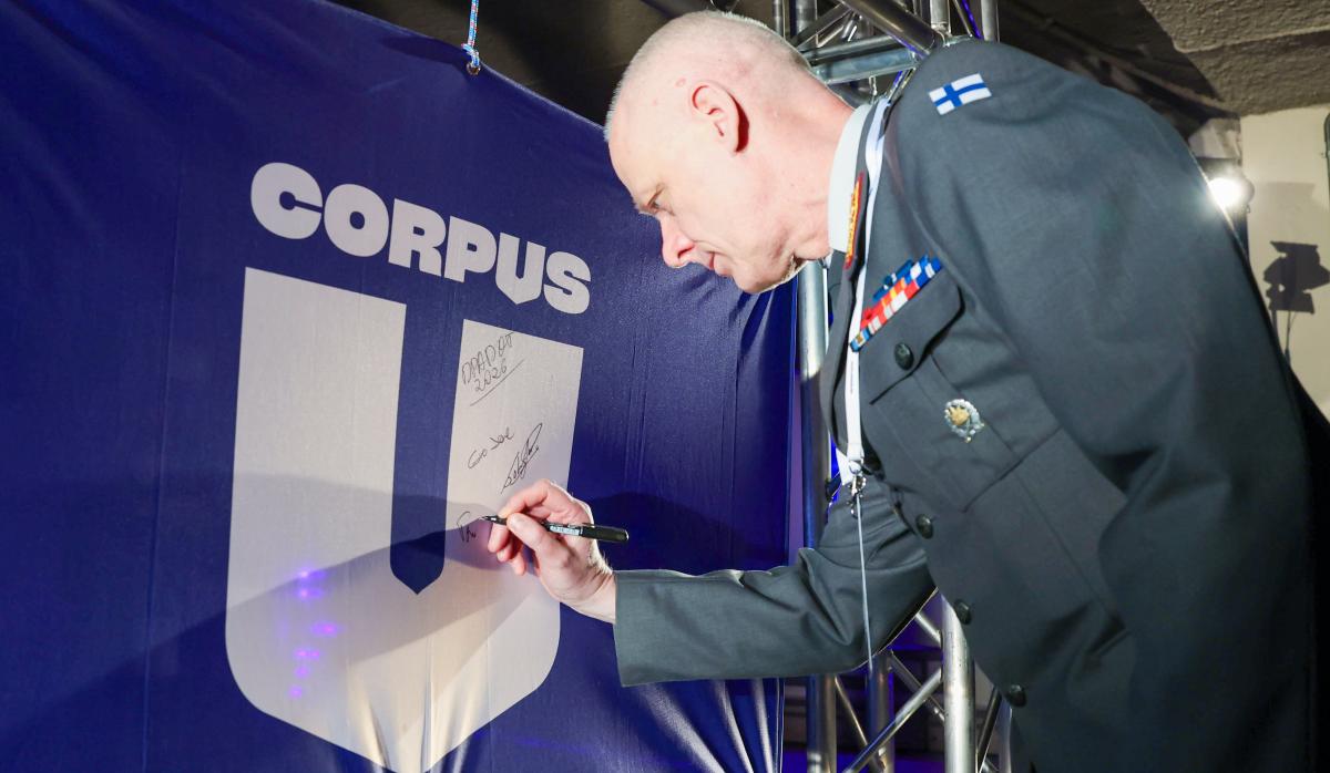 På bilden skriver generalmajor Tero Ylitalo, chef för Försvarsmaktens logistikverk, sin namnteckning på CORPUS‑baneret