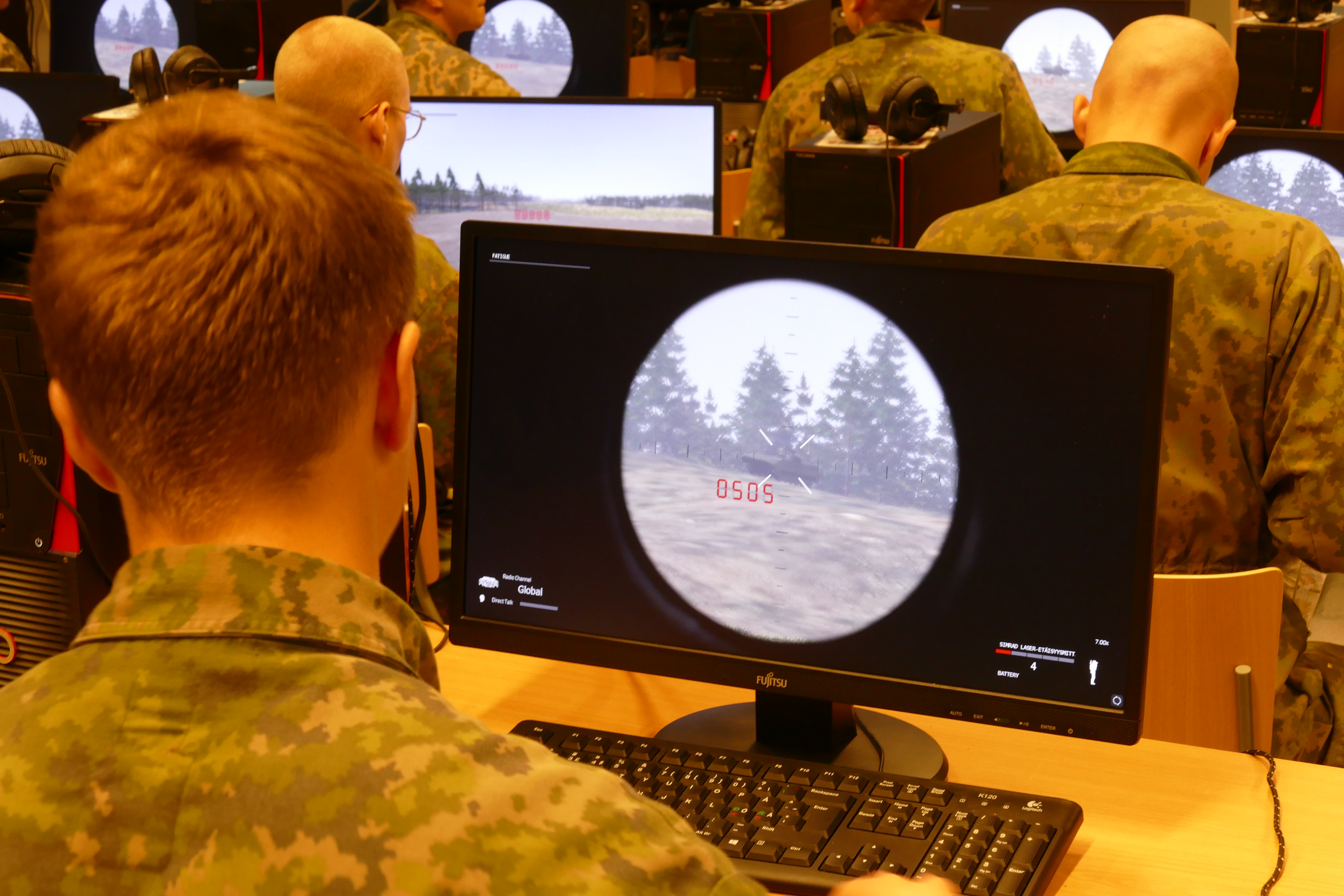 Virtuaalinen koulutusympäristö. Tietokoneella sotilsa havainnoi panssarivaunun ja antaa koordinaatit, tähtää ja tuhoaa virtuaalisesti.