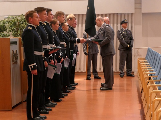Kadetteja rivissä todistusten jaossa juhlasalissa.