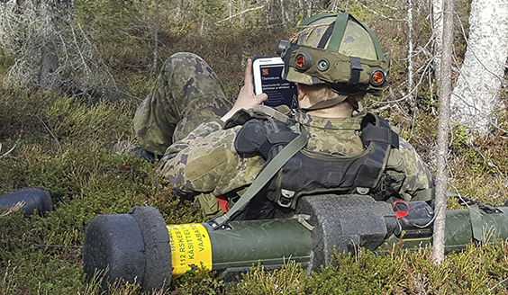 Varusmies vastaa tutkimuskyselyyn Northern Forest 21 -harjoituksessa