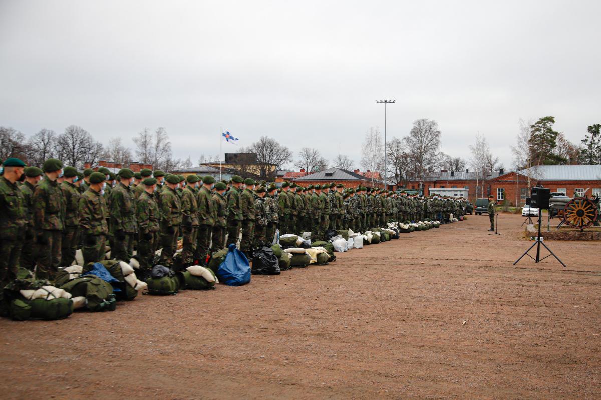 Kurssilaiset kasirivissä kentällä.