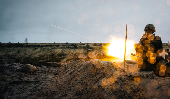 Varusmies ampuu ilmatorjuntakanuunalla (23ITK61/95) Lohtajan hietikolla harmaana päivänä marraskuussa.