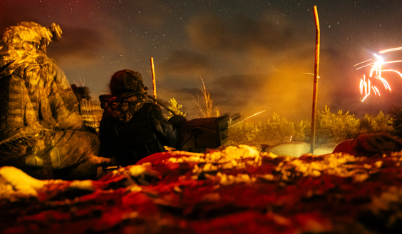 Varusmiehet ampuvat ilmatorjuntakanuunalla (23ITK61/95) Lohtajan hietikolla pimeällä.