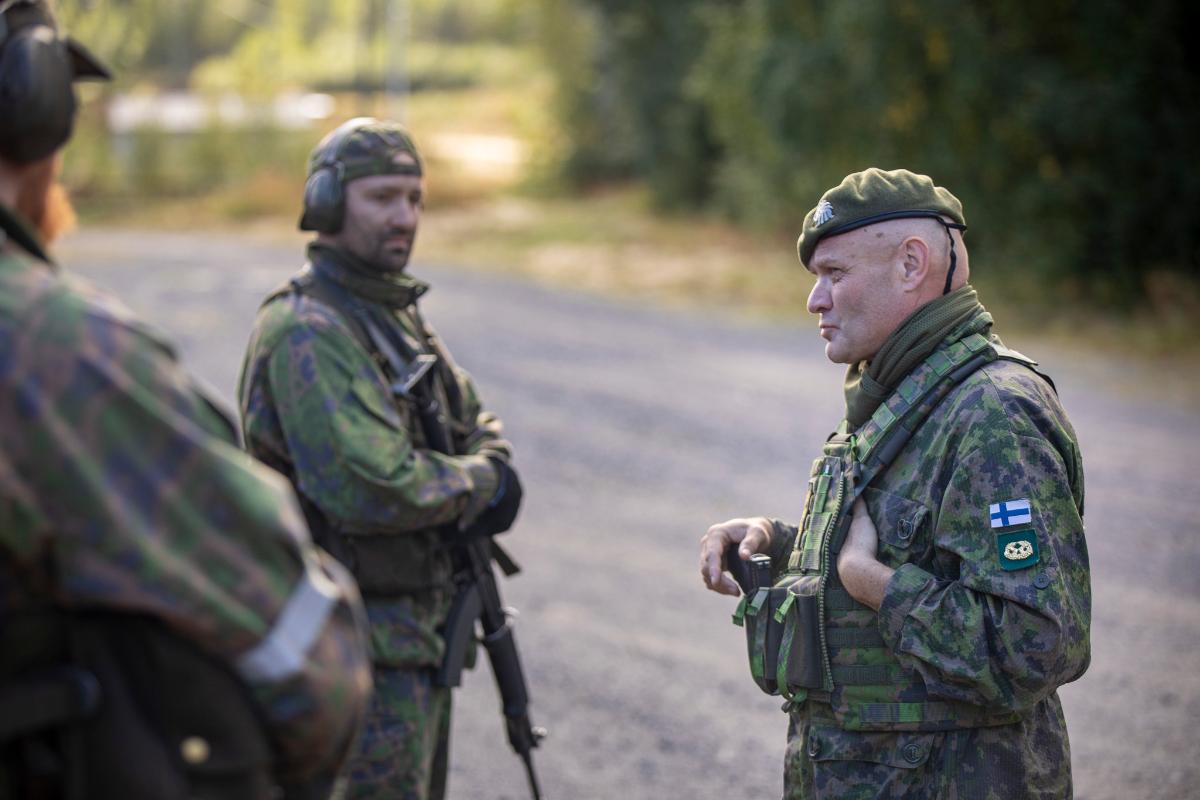 Harjoituksen johtaja keskustelee reserviläisten kanssa