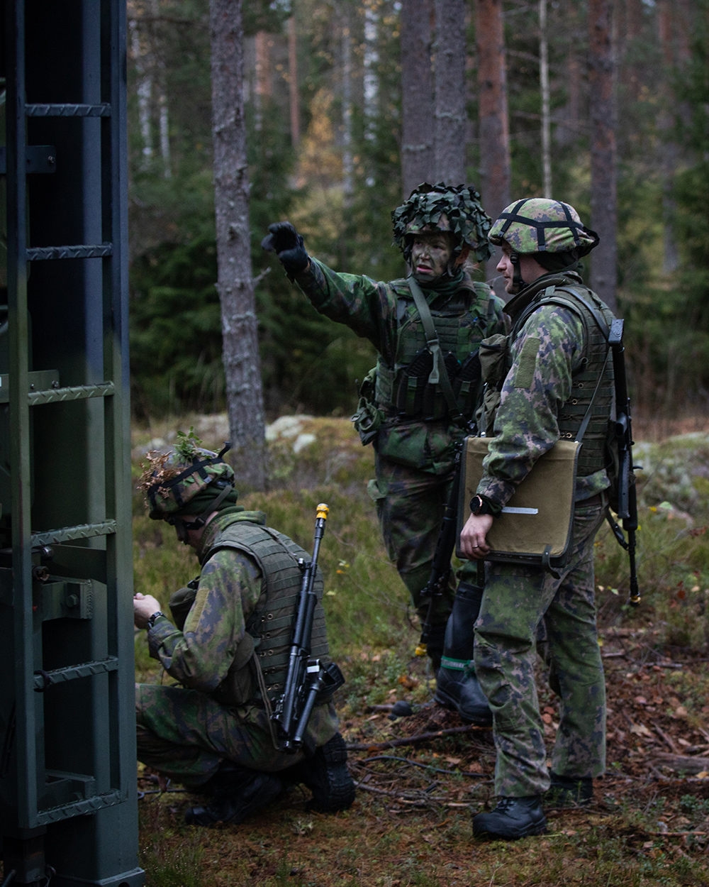 Kalusto liikkuu, naiset ja miehet liikkuu, ruoka tulee, ruoka lähtee -  Maavoimat