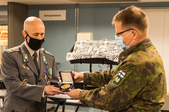 Sotilasmestari Murtoaro sai ansiomitalin eversti Pietiläiseltä.