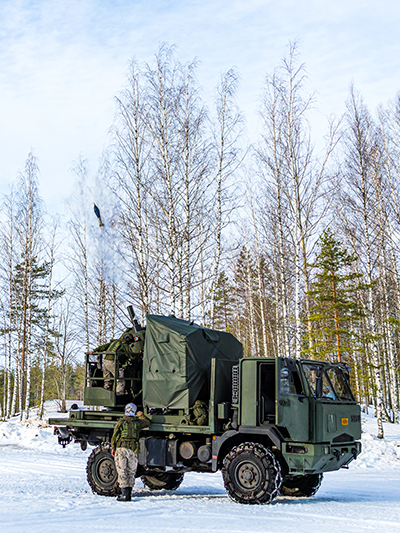 Kranaatinheitinjärjestelmä talvisessa maisemassa.