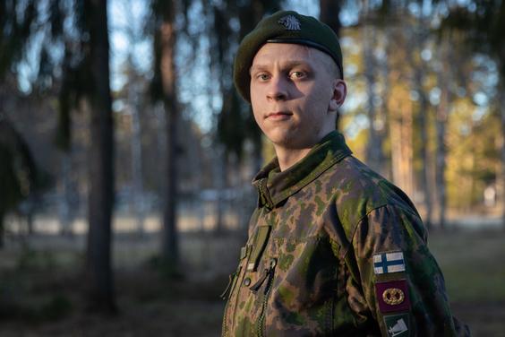Kuvassa on Porin prikaatissa palveleva aliupseerioppilas Julius Vihavainen.