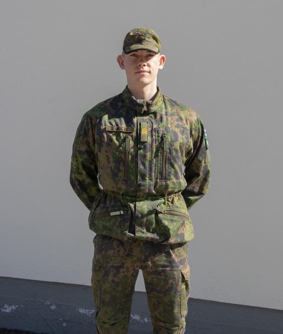 Kuvassa on Porin prikaatin sopimussotilas kersantti Mikko Ahola.