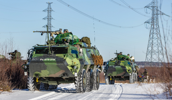 Puolustusvoimien ajoneuvoja maastossa.