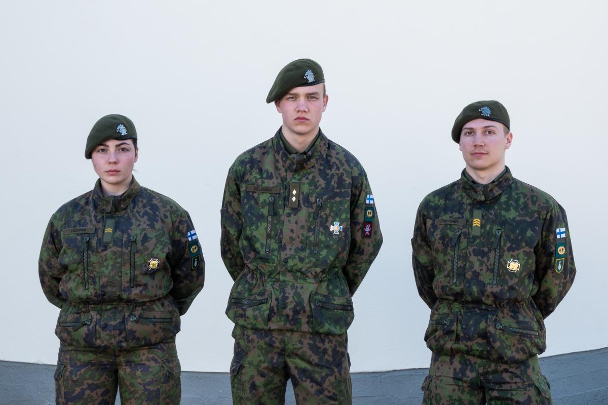 Alikersantti Damla Yildirim, kokelas Niklas Helenius ja kersantti Kasper Halonen toimivat varusmiesjohtajina Porin prikaatissa.
