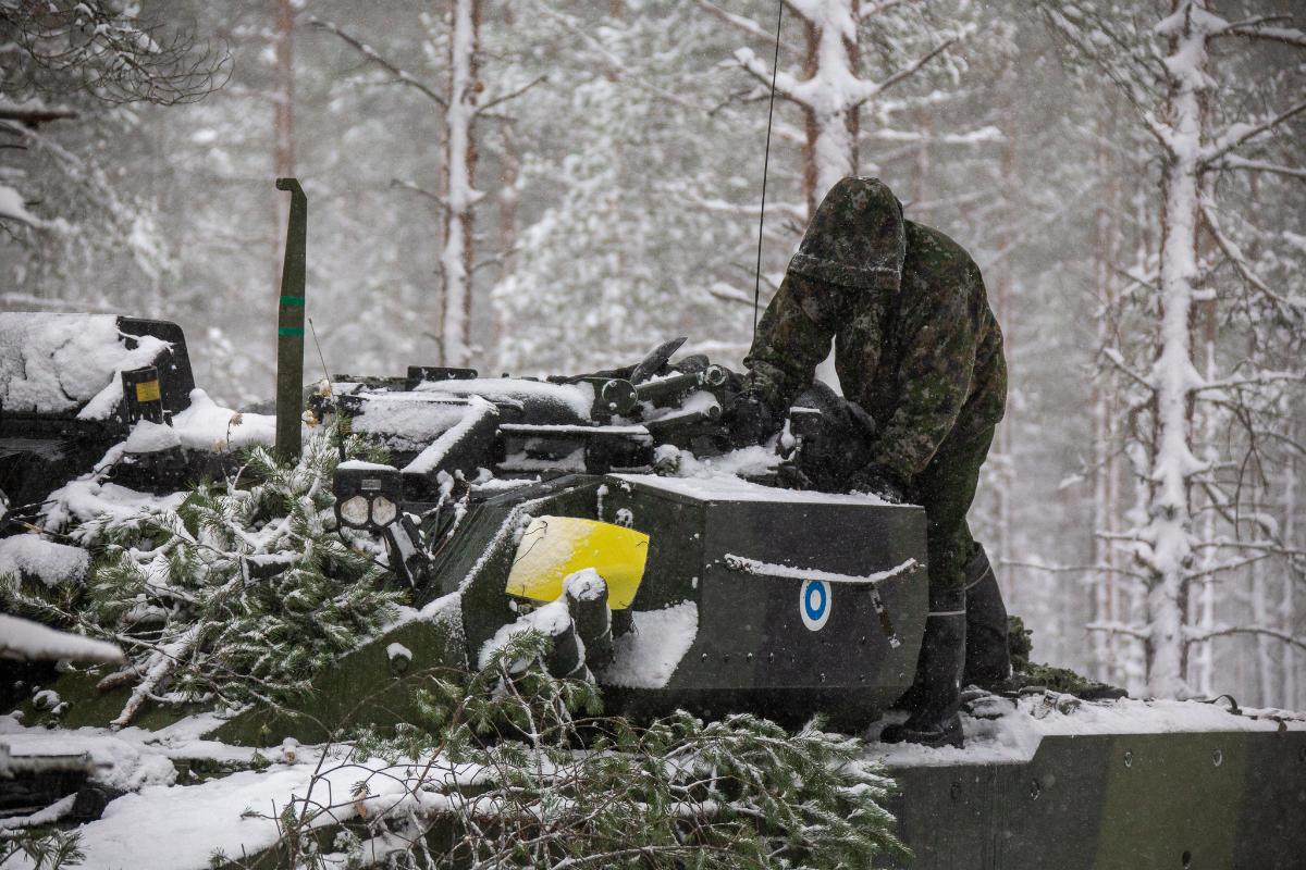 Kuvassa taistelija huoltamassa panssarivaunua.