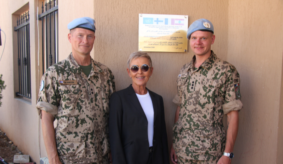 SKJL:n komentaja everstiluutnantti Aleksi Punnala, suurlähettiläs Anne Meskanen ja CIMIC-upseeri Jesse seisomassa vierekkäin.