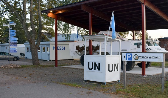 UN- eli YK-vartiokoppi ja muuta kriha-materiaalia Wanhan Veteraanin ulkotiloissa.