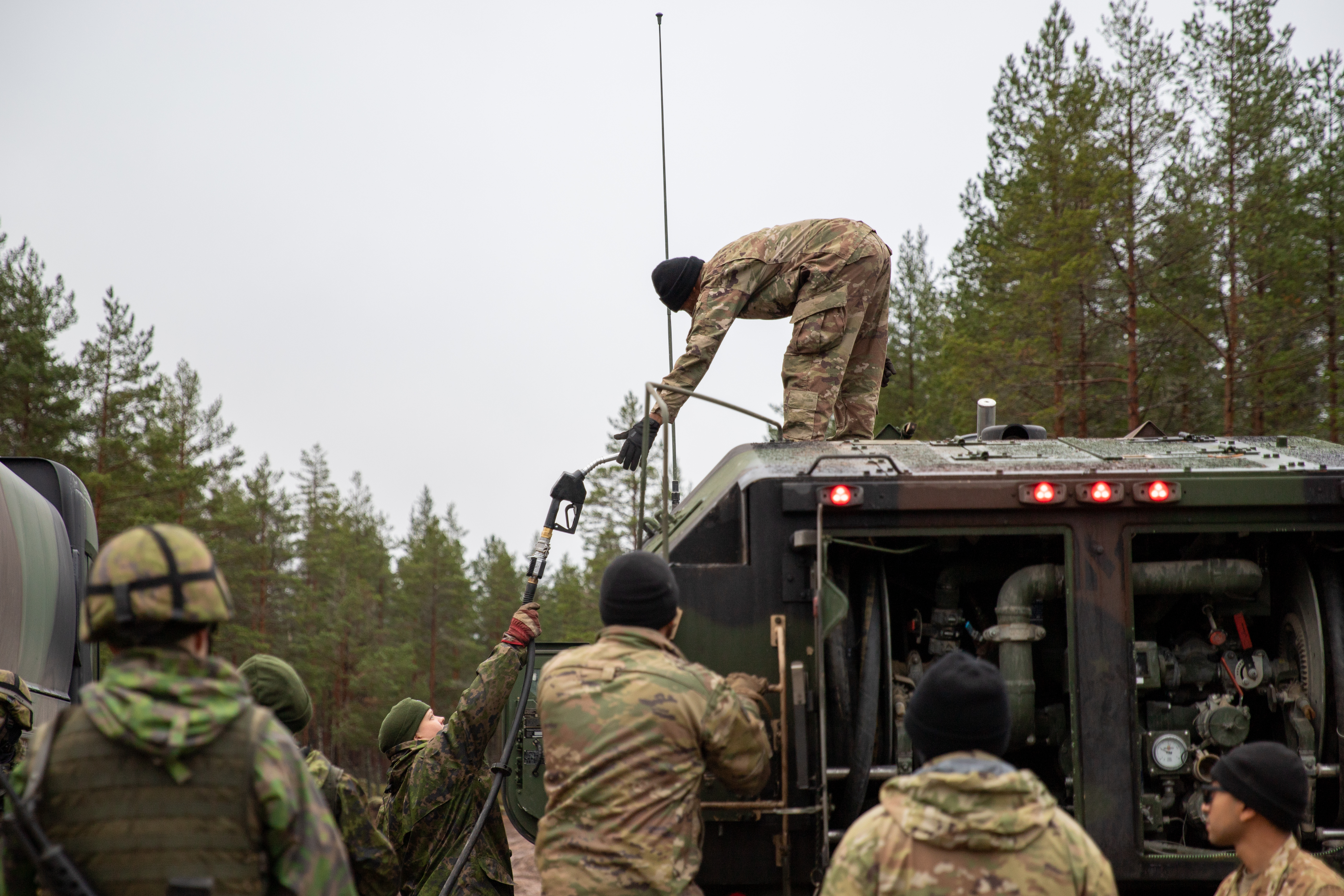 Panssariprikaati harjoittelee isäntämaatuen antamista yhdysvaltalaisjoukoille Hammer 22 -harjoituksessa