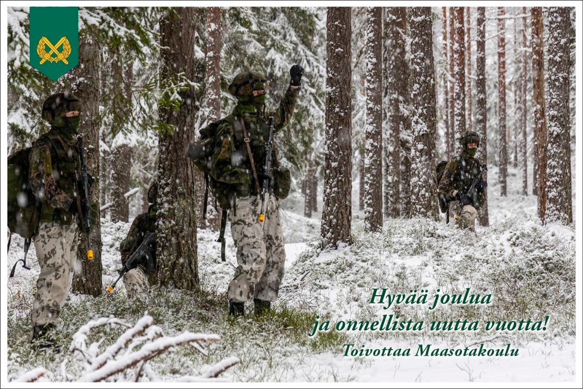 Maasotakoulun joulukortti, jossa talvisesa metsässä on maastopukuisia sotilaita harjoituksessa. Tekstinä 