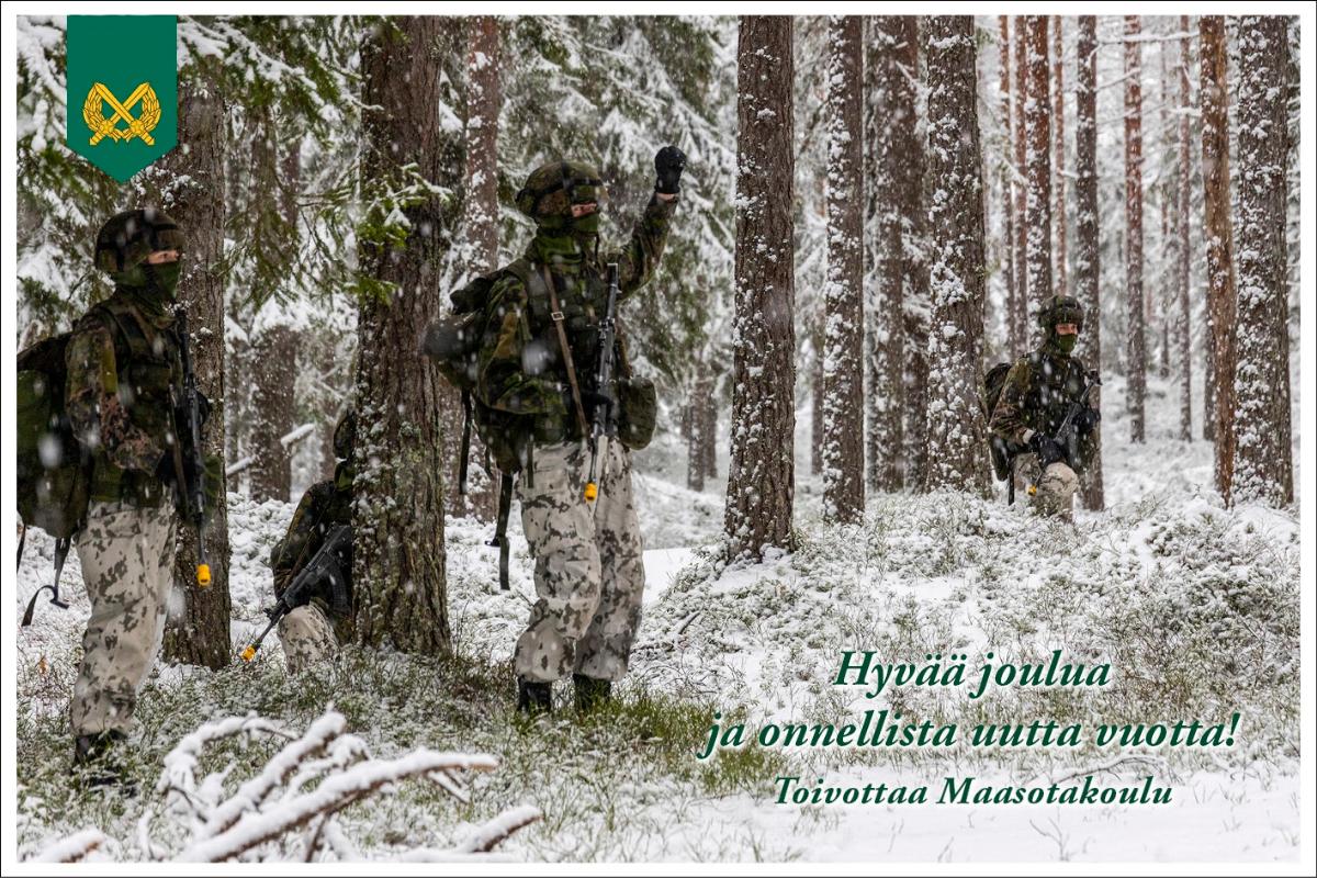 Maasotakoulun joulukortti, jossa talvisesa metsässä on maastopukuisia sotilaita harjoituksessa. Tekstinä