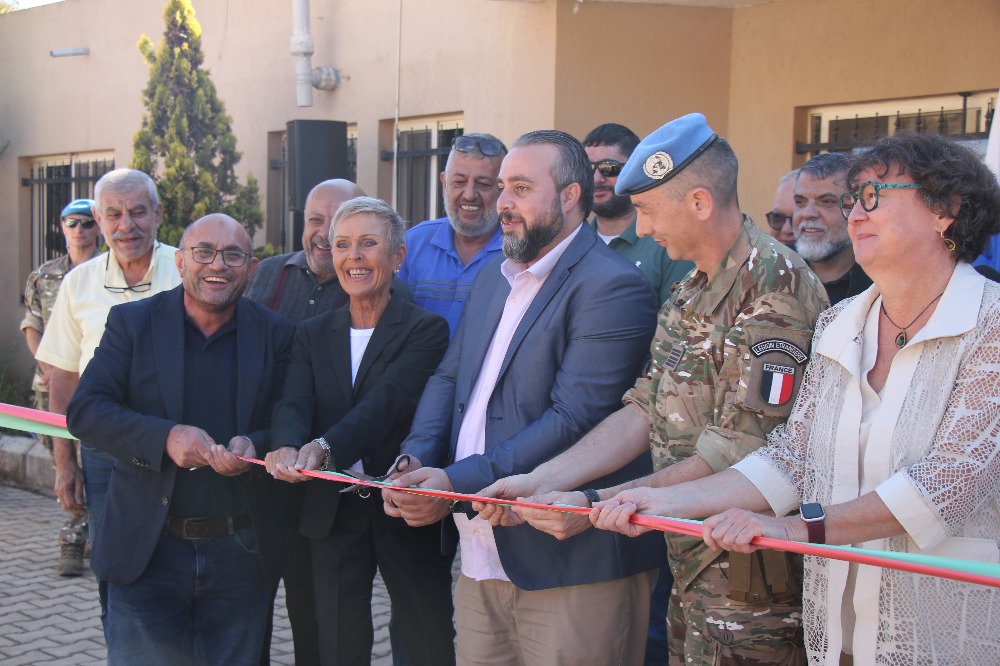 Suomen suurlähettiläs Anne Meskanen ja eversti Louis-Guilhem Larchet leikkaamassa nauhaa avajaisissa muiden henkilöiden kanssa.