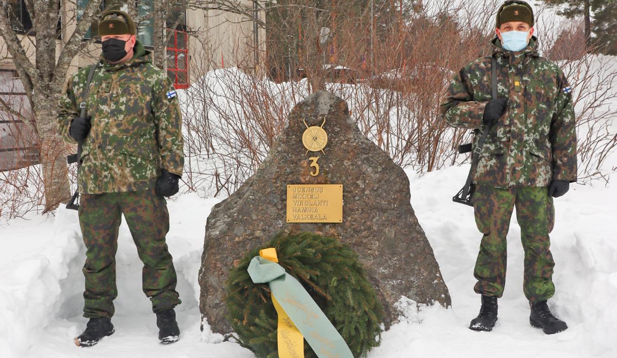 KYMJP muistokivellä havuseppele ja kaksi sotilasta vieressä vartiossa