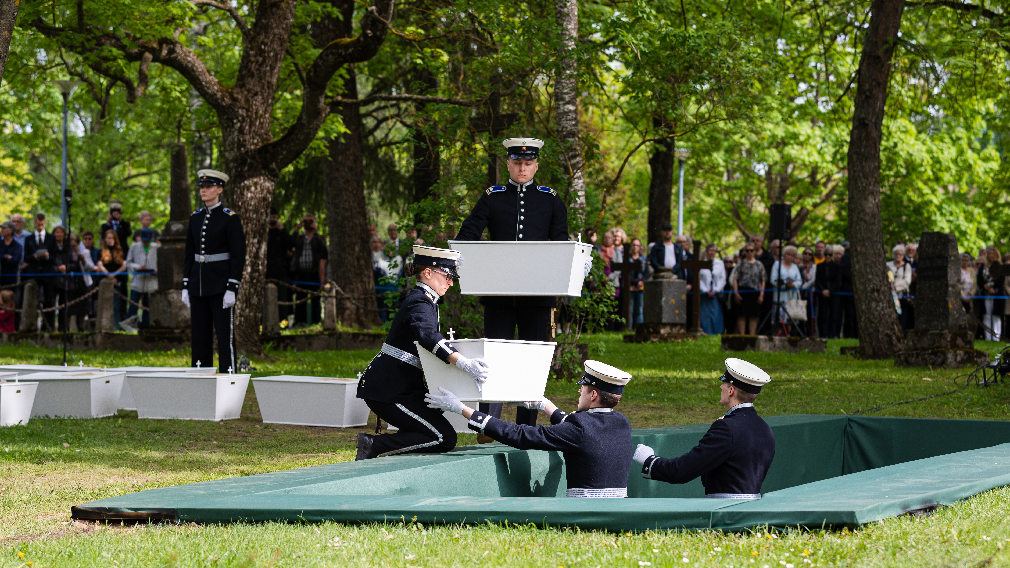 Kistorna sänks i graven på hjältebegravningsplatsen i Villmanstrand.
