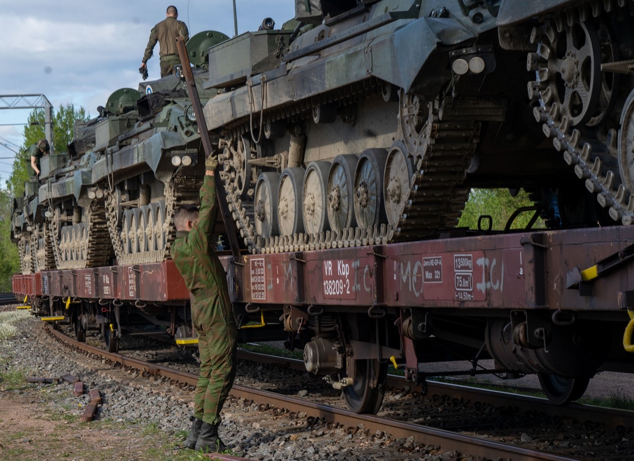 Panssarivaunuja tieliikenteessä Hattulassa