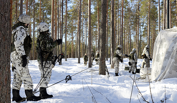 Soldater i en snöig skog