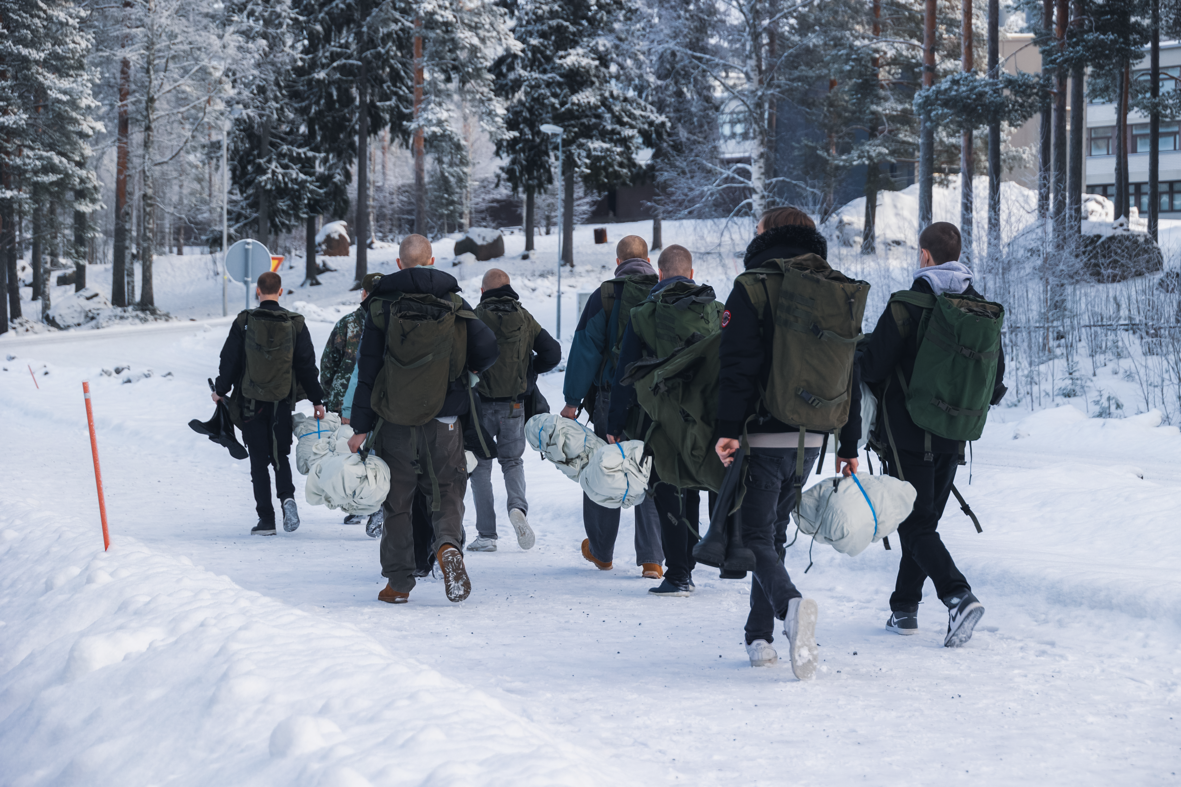 Saapumiserän 1/25 alokkaat kantamassa tarvikkeita tammikuussa 2025.