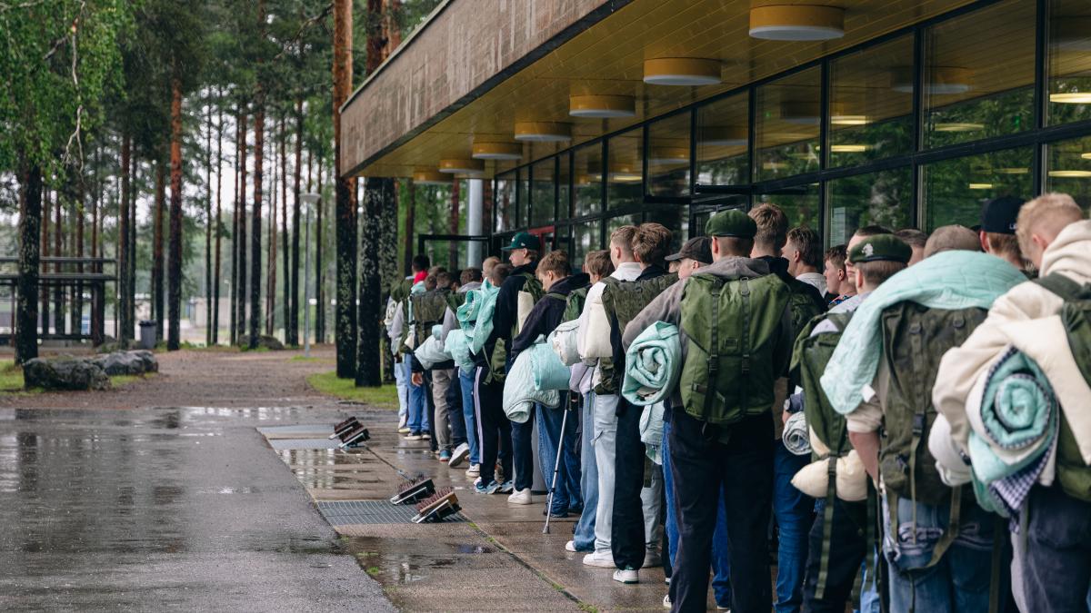 Soldater återvänder hem och lämnar tillbaka sin utrustning.