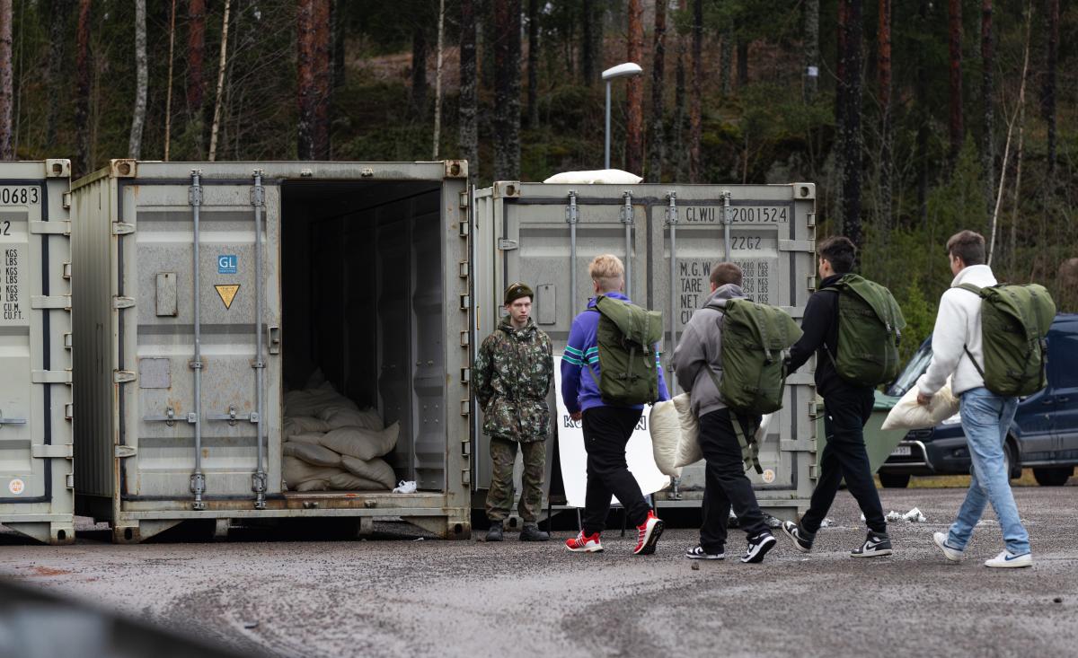 Karjalan prikaatista kotiutuvat varusmiehet palauttamassa varusteitaan Vekaranjärvellä.