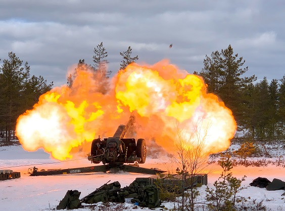 Tykki ampuu, lieskat leimahtavat, kuula lentää talvisessa maisemassa. Kuvituskuva.