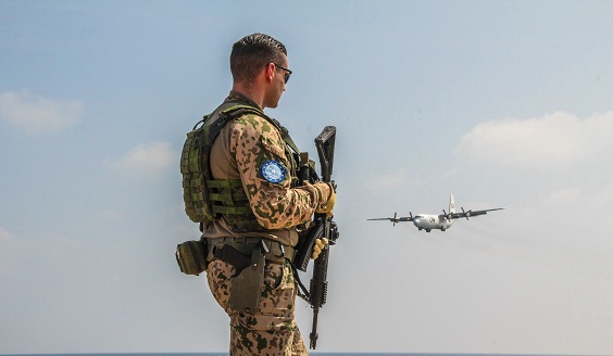 Suomalainen rauhanturvaaja EUTM Somalia -operaatiossa. Taustalla lentokone.