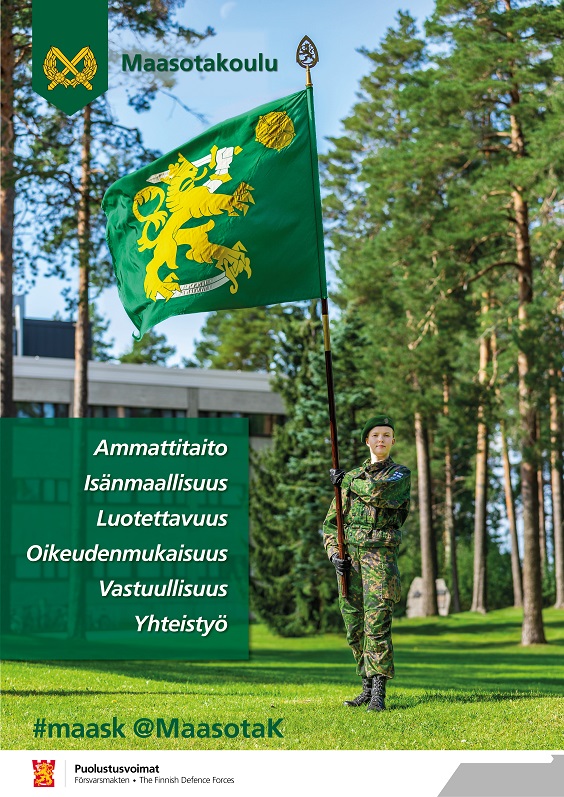 Maasotakoulun lippua kantamassa varusmies Hertta Heinonen maastopuvussa. Maaskin arvot lueteltu.