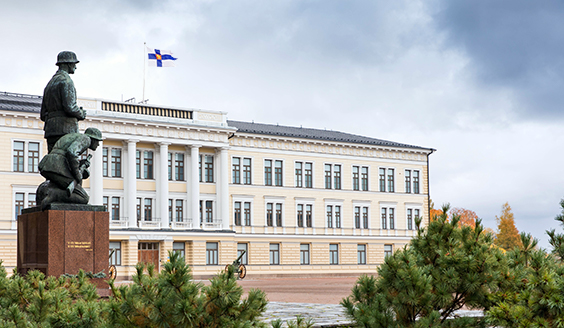 Kuvassa Reserviupseerikoulun päärakennus Haminassa.