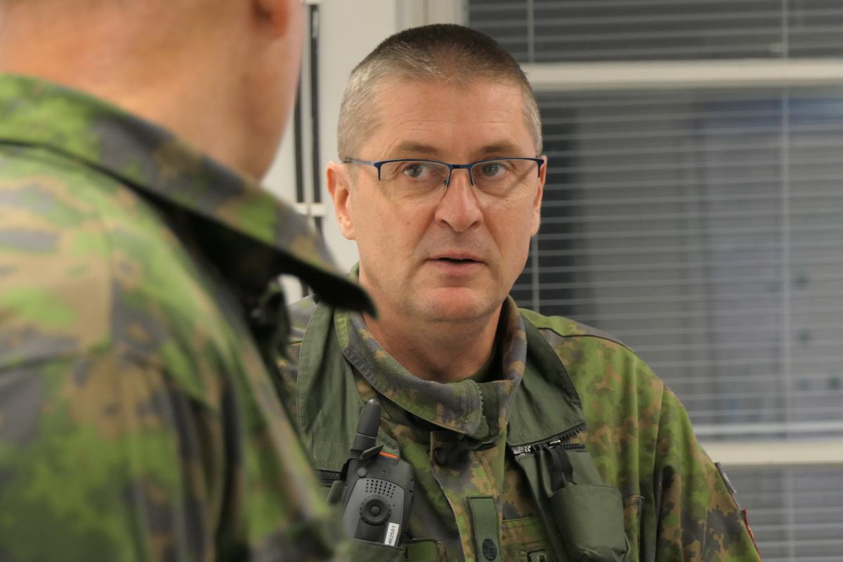 Kuvassa majuri Jussi Nurminen Tykistökoulun ampumaharjoituksessa syksyllä 2020, varoupseerin virve-puhelin maastopuvun taskussa.