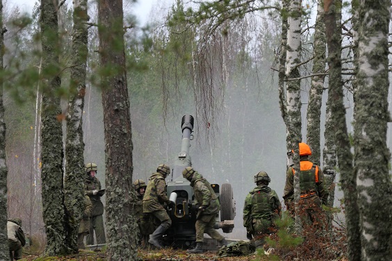 Kuvassa sotilaita ja kenttätykistöä tulitoiminnassa Tykistökoulun ampumaharjoituksessa lokakuussa 2020. Savuava tykki maastossa.