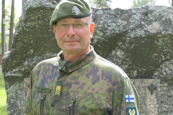 Sotilasmestari Vesa Tuovinen maastopuvussa.