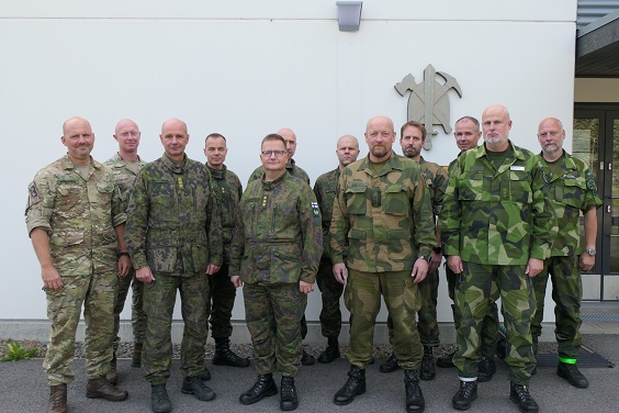 Eri maiden sotilaita (Ruotsin, Norjan, Tanskan ja Suomen) rivissä Pioneerikoulun edessä.