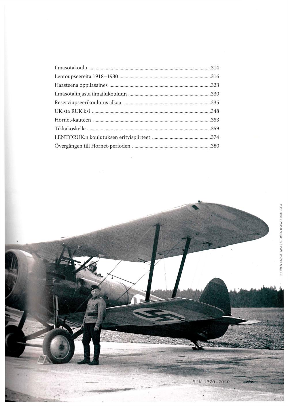 Kirjan luvun 12 sisällysluettelo ja kuvituksena vanhoja lentokoneita sekä lentäjiä.