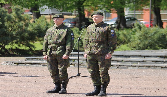 Kaksi sotilasta seisoo maastopuvuissa.
