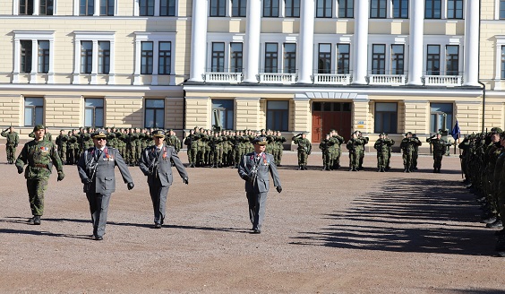 Katselumusessa sotilaat marssivat ja tarkastavat joukkojaan.