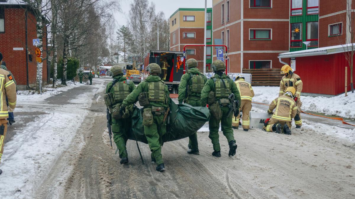 Varusmiehiä harjoittelemasssa haavoittuneen evakuoimista.